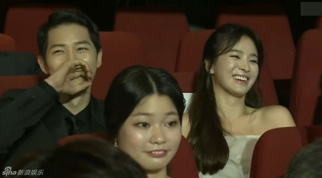 Cặp đôi Hậu duệ mặt trời cười phớ lớ dù trượt giải Baeksang