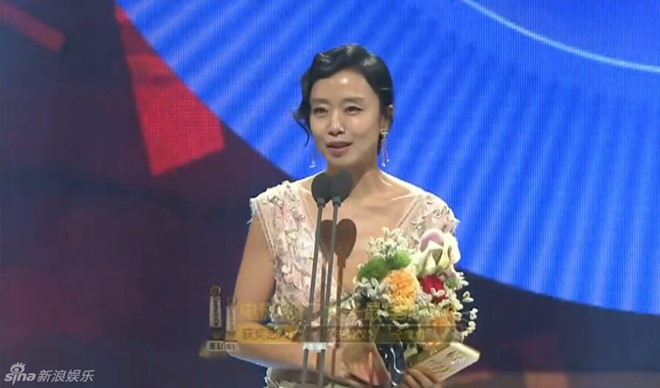 Cặp đôi Hậu duệ mặt trời cười phớ lớ dù trượt giải Baeksang