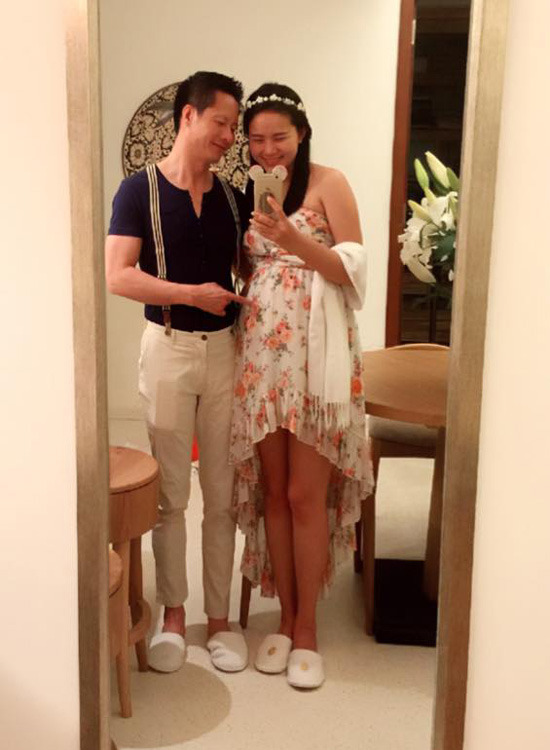 Chồng đại gia tình cảm đỡ bụng bầu cho Phan Như Thảo