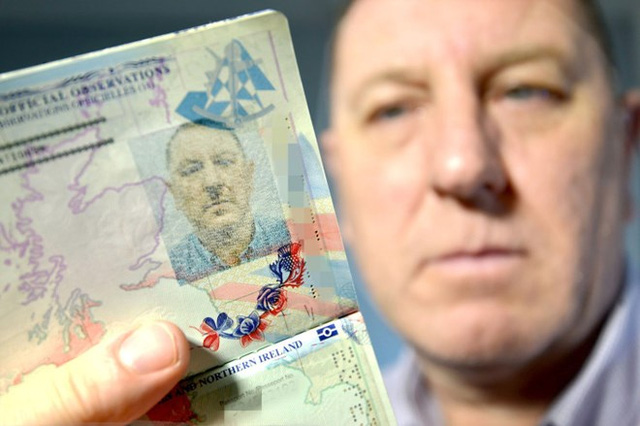  Ông Stuart Boyd không vui với tấm ảnh hộ chiếu giống hệt trùm phát xít Hitler. (Nguồn: metro.co.uk). 