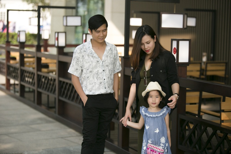 Được biết đây là những hình ảnh khi Lưu Hương Giang đang ở những tháng cuối thai kì và cô thuyết phục Hồ Hoài Anh chụp ảnh để lưu lại những khoảnh khắc của gia đình.