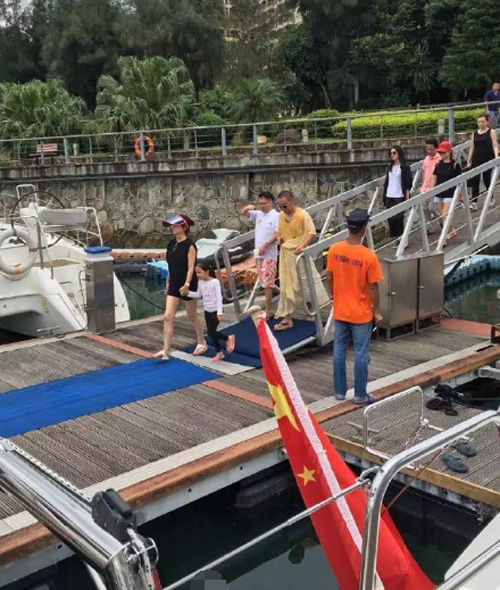 Con gái Triệu Vy bám chân mẹ tới trường quay