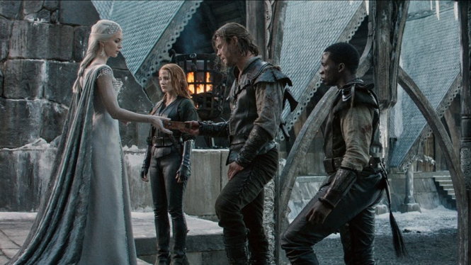 The huntsman: winter's war dù quảng bá ầm ĩ vẫn chỉ sở hữu 162,8 triệu USD - Ảnh: Universal