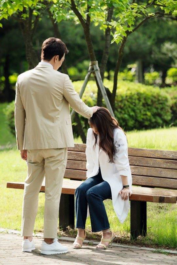 “Doctors” của Kim Rae Won – Park Shin Hye có cứu được một năm tẻ nhạt của SBS? - Ảnh 9.