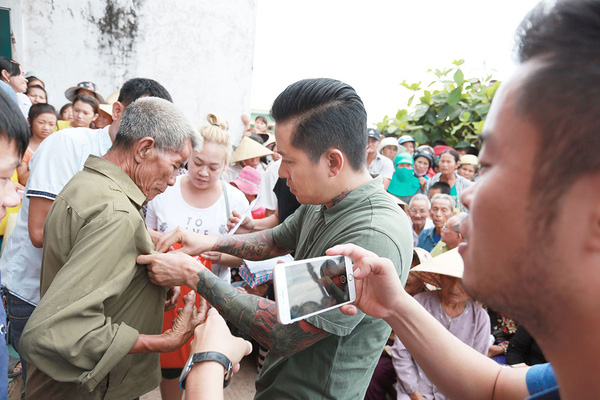 Tuấn Hưng và Phan Anh cùng đi làm từ thiện ở Quảng Bình