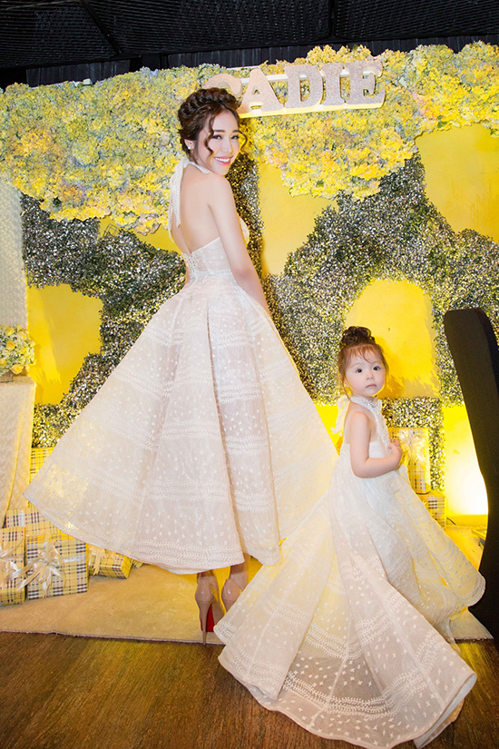 Tối 10/6, Elly Trần và con gái Cadie xuất hiện rạng rỡ tại buổi tiệc sinh nhật của thiên thần nhí. Cả hai diện trang phục đôi do NTK Phạm Đăng Anh Thư thực hiện.