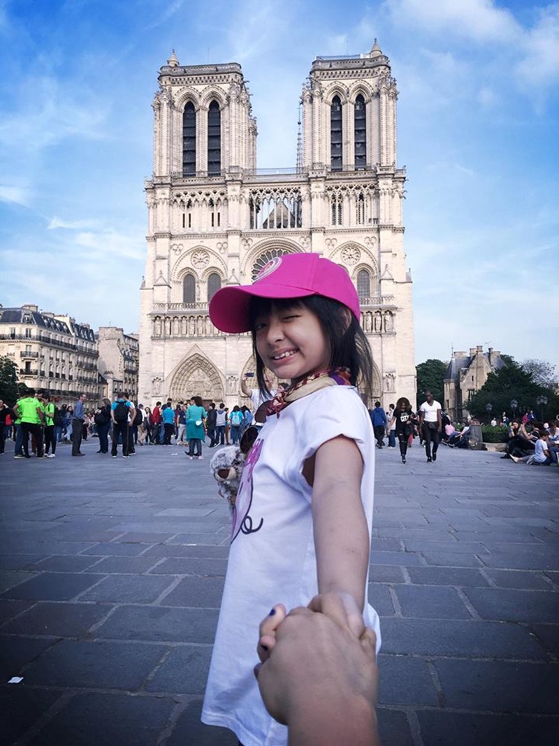 Bé Bông thích thú chụp ảnh nắm tay theo phong cách “Theo bông đi khắp thế gian” tại các địa điểm du lịch nổi tiếng như: tháp Eiffel, Khải Hoàn Môn, Nhà thờ Đức Bà Paris,…