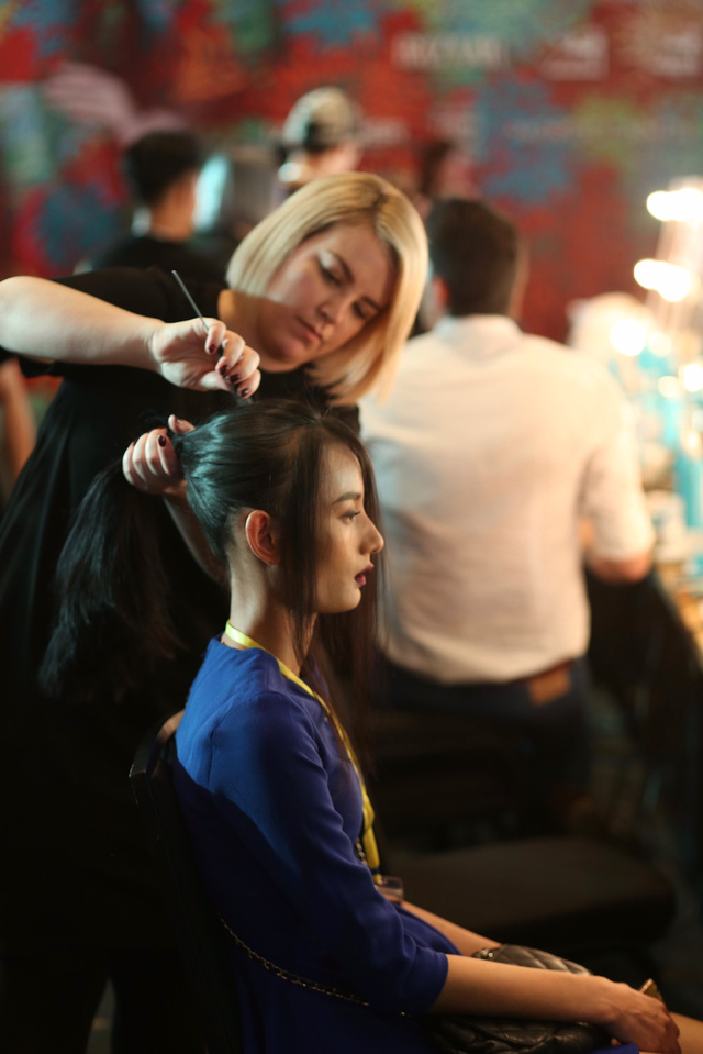  Chuyên gia làm tóc quốc tế Violet Sainsbury và êkip tạo kiểu tóc cho 70 người mẫu trong show diễn Country Side 