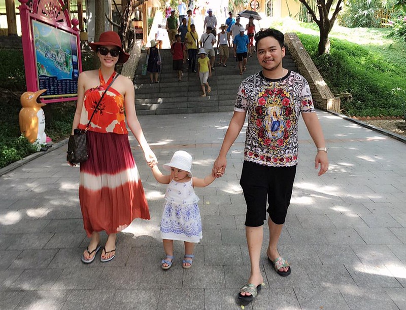  Sau chuyến đi du lịch ở Singapore trong kì nghỉ lễ, cặp đôi diễn viên Trang Nhung – đạo diễn Hoàng Duy quyết định chọn một điểm vui chơi trong nước để đưa bé Vani cùng người thân đi chơi. Vani biểu lộ sự hào hứng khi được chơi bên bờ biển và đi dạo cùng ba mẹ. 