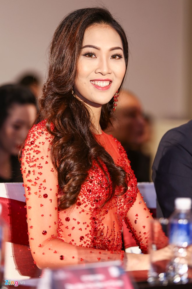 Tan Hoa khoi Ao dai noi ve chuyen qua tuoi de thi Miss World hinh anh 1