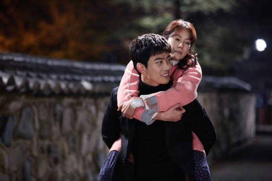Lee Seo Jin dong cap Kim Hee Sun trong phim ve gia dinh hinh anh 3