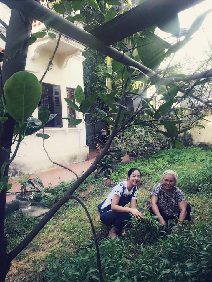 HH Ngọc Hân từng đi chợ bán rau, được trả  cát xê  bằng 1 cái bánh rán...