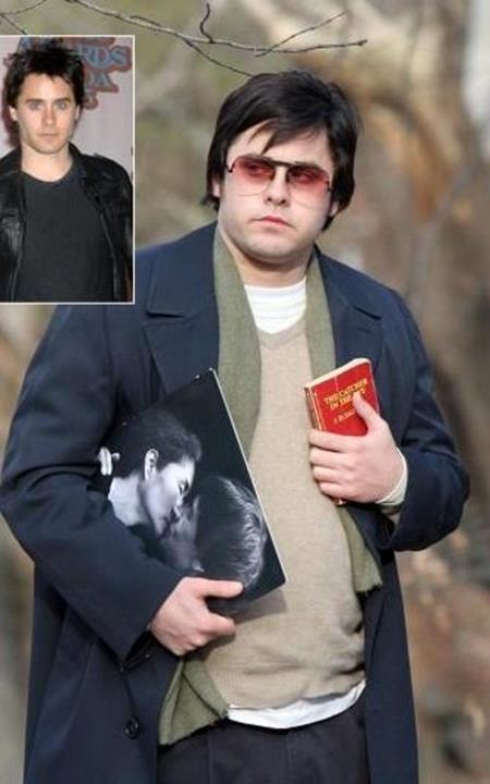 Vào năm 2007, khi đóng phim “Chapter 27”, Jared Leto đã tăng tới 30 kg để có thể hóa thân trọn vẹn vào vai diễn Mark Chapman, kẻ đã ám sát John Lennon. Điều xui xẻo nhất là Jared thậm chí đã mắc bệnh gút do tăng cân quá nhiều và ngôi sao này đã phải tuyên bố rằng sẽ không bao giờ tăng cân để đóng phim nữa.
