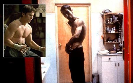 Người Dơi Christian Bale từng khiến các fan “khóc thét” với tạo hình gầy rộc như một bóng ma trong phim “The machinist”. Nam tài tử này đã giảm tới 28 kg khi đóng phim và chỉ nặng vỏn vẹn 50 kg, một con số không hề tương xứng với chiều cao 1m83.