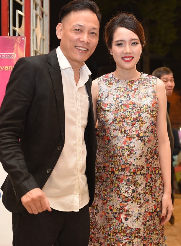 Đạo diễn Ngô Quang Hải đi cùng vợ - hotgirl Hồng Đào. Bà xã của đạo diễn diện váy áo khá rộng, kiểu dáng dành cho bà bầu.