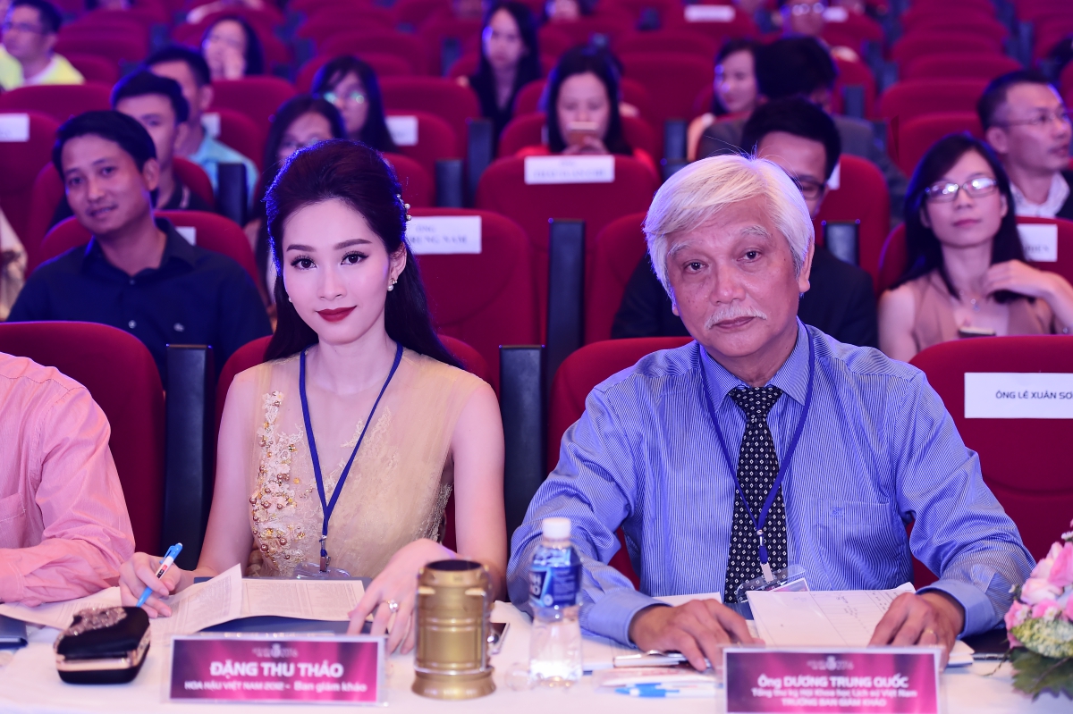 Hoa hậu Đặng Thu Thảo cùng trưởng ban giám khảo năm nay, ông Dương Trung Quốc