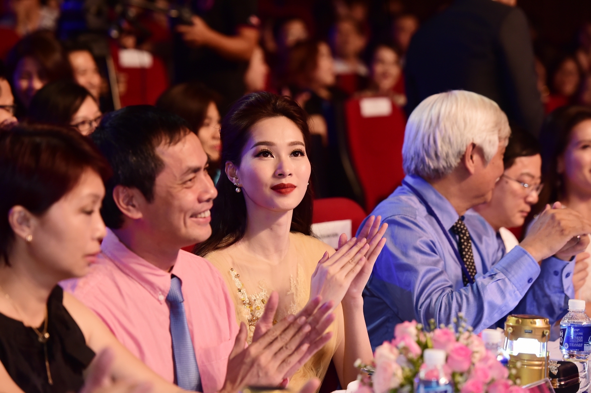 Trên ghế giám khảo, hoa hậu Đăng Thu Thảo khá chăm chú theo dõi phần thi của các thí sinh.