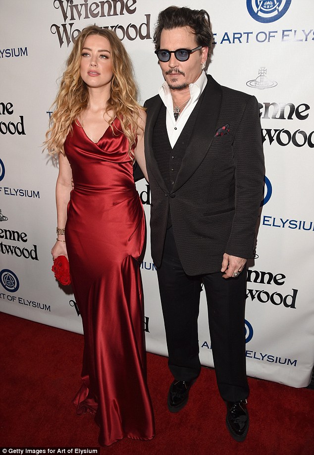  Johnny Depp phải chịu lệnh cấm tới gần vợ, Amber Heard, trong phạm vi 100m của tòa. 