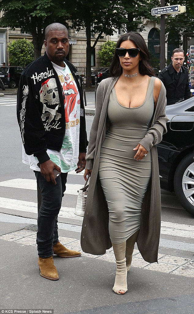  Thợ săn ảnh phát hiện Kim Kardashian và chồng Kanye West khi cặp đôi đi dạo trên đường phố Paris ngày 13/6 vừa qua 