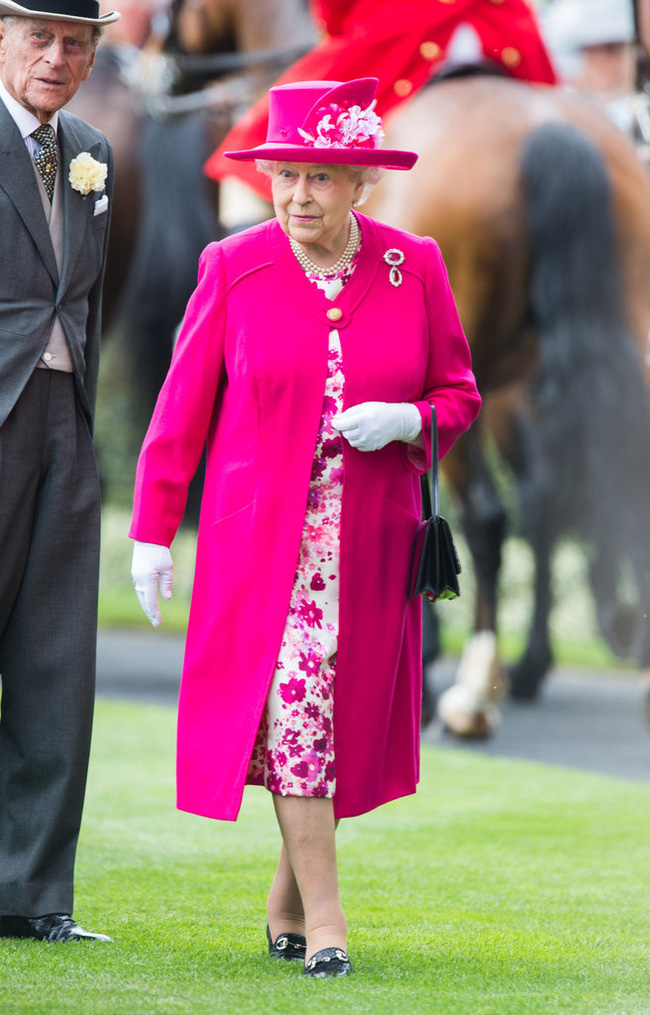 Lý do xúc động đằng sau phong cách thời trang chóe lọe của Nữ hoàng Anh - Ảnh 6.