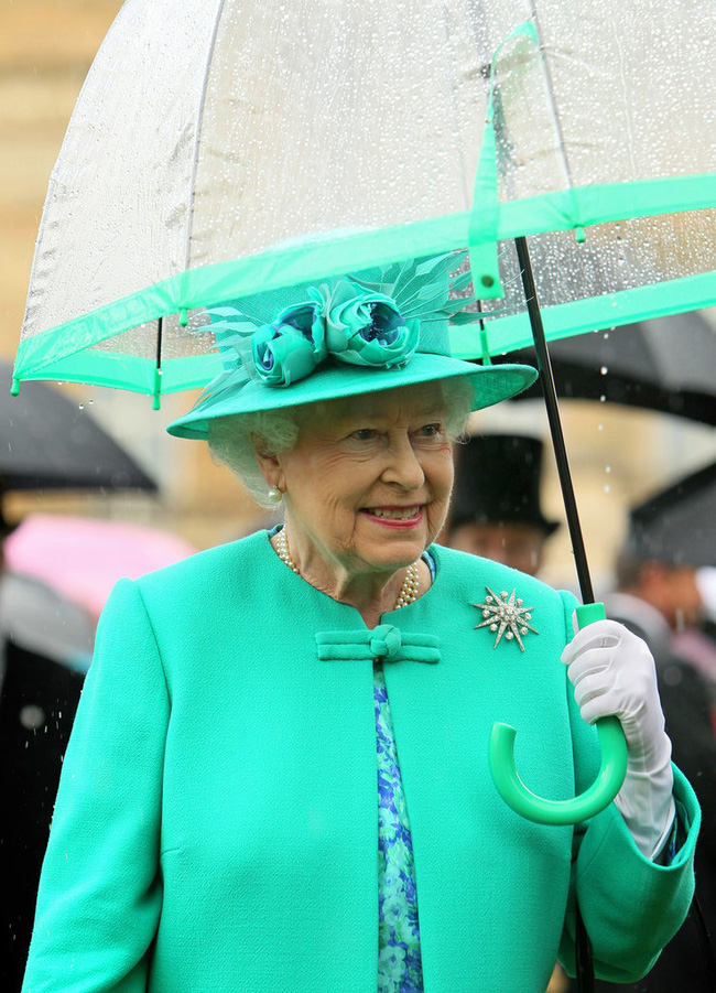 Lý do xúc động đằng sau phong cách thời trang chóe lọe của Nữ hoàng Anh - Ảnh 3.