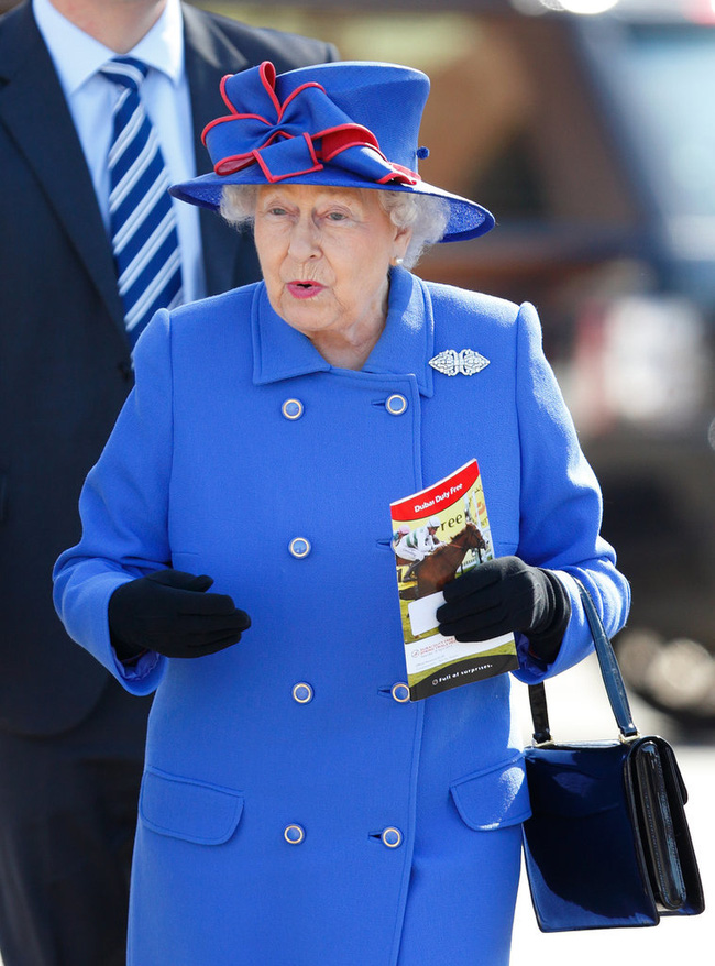 Lý do xúc động đằng sau phong cách thời trang chóe lọe của Nữ hoàng Anh - Ảnh 4.