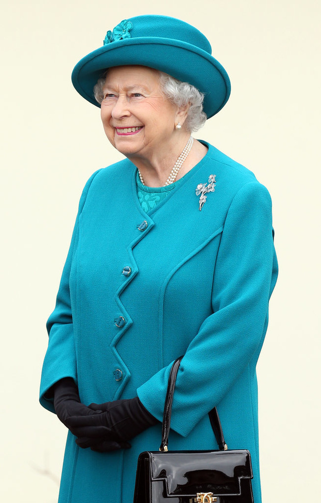 Lý do xúc động đằng sau phong cách thời trang chóe lọe của Nữ hoàng Anh - Ảnh 5.