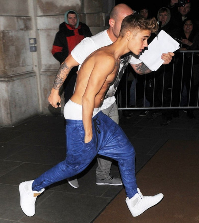 Diện quần jeans bên trong quần shorts, Justin Bieber bị coi là tội phạm thời trang - Ảnh 8.