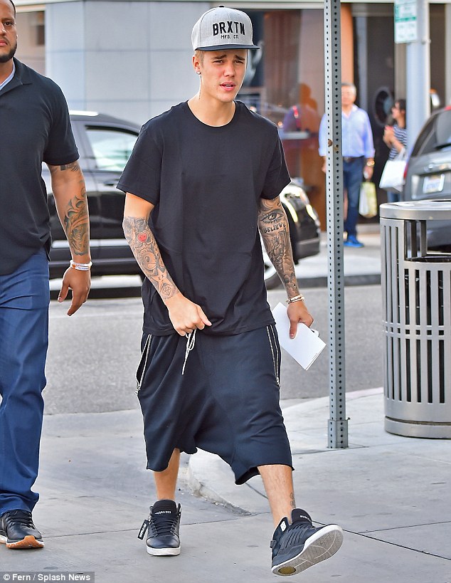 Diện quần jeans bên trong quần shorts, Justin Bieber bị coi là tội phạm thời trang - Ảnh 4.