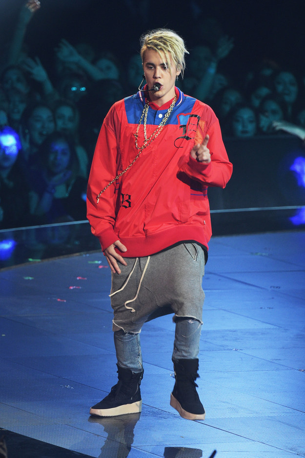 Diện quần jeans bên trong quần shorts, Justin Bieber bị coi là tội phạm thời trang - Ảnh 2.