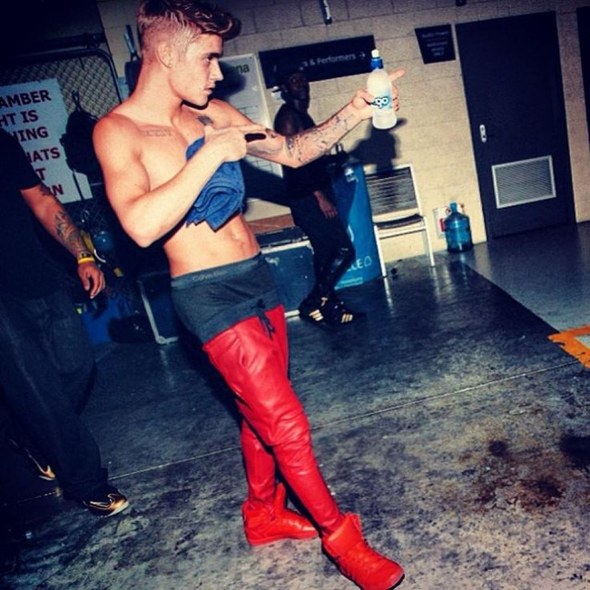 Diện quần jeans bên trong quần shorts, Justin Bieber bị coi là tội phạm thời trang - Ảnh 7.