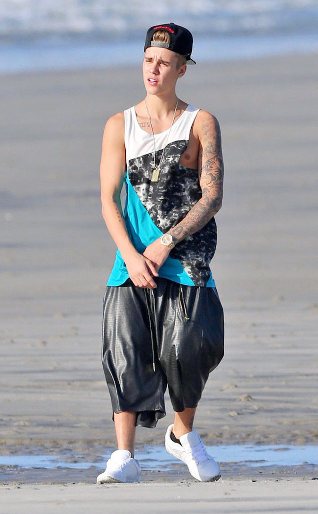 Diện quần jeans bên trong quần shorts, Justin Bieber bị coi là tội phạm thời trang - Ảnh 5.