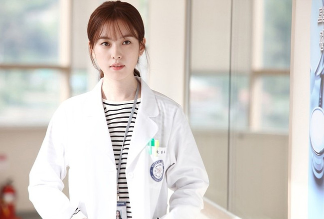 Choáng ngợp với nhan sắc không tuổi của bác sĩ Han Hyo Joo - Ảnh 1.