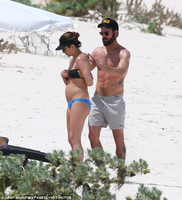  Hình ảnh vợ chồng Jennifer trên bãi biển Bahamas làm rộ thông tin nữ diễn viên 47 tuổi đang mang thai. 