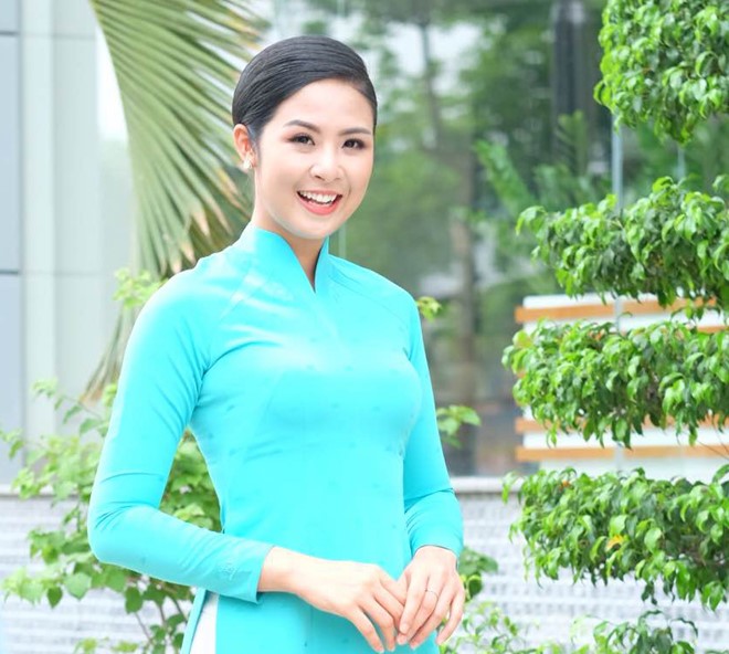 Ngọc Hân thích thú khi thử làm tiếp viên hàng không