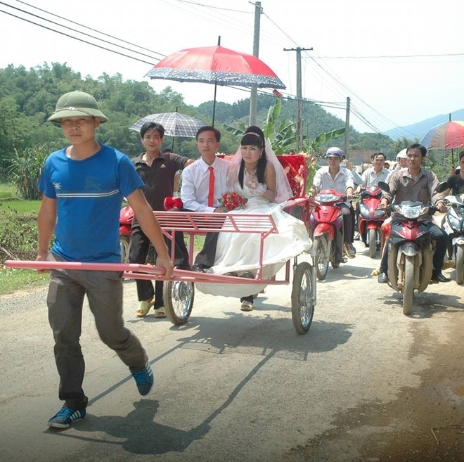 Man ruoc dau bang xe nguoi keo o Thanh Hoa gay bat binh hinh anh 1