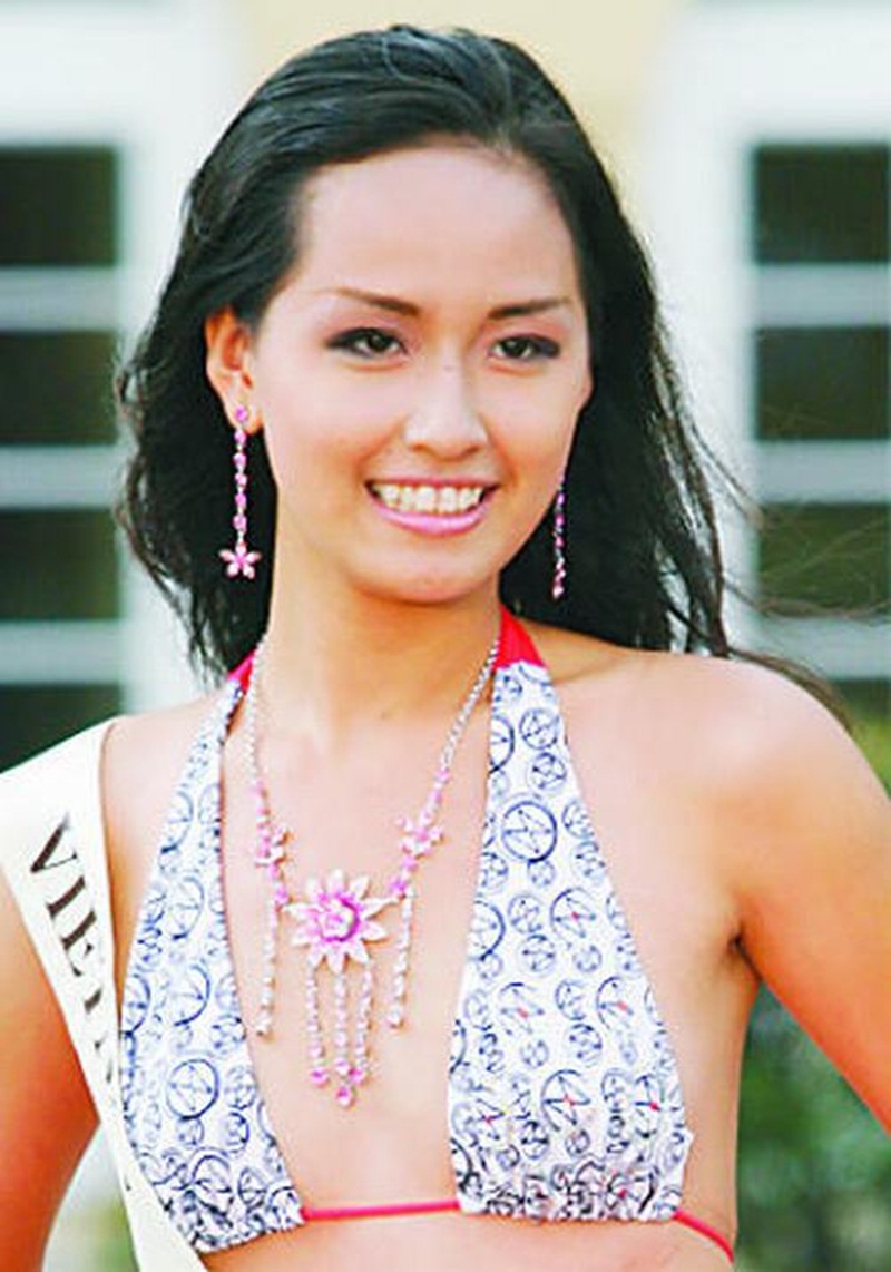 Mai Phương Thúy sở hữu một khuôn ngực nhỏ ở thời điểm dự thi Hoa hậu Việt Nam.