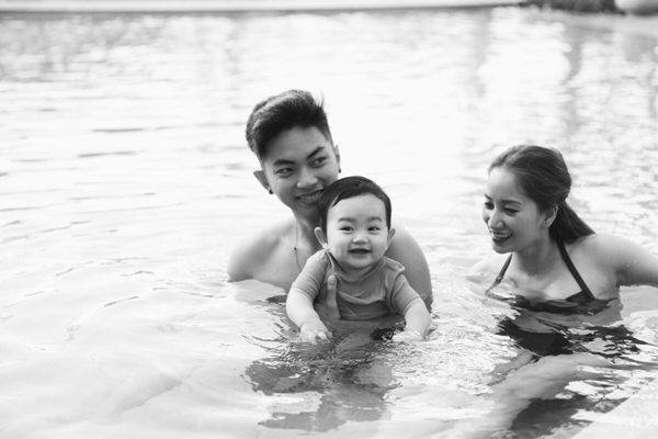 Ai cũng muốn có một tổ ấm ngọt ngào và cậu con trai kháu khỉnh như Khánh Thi và Phan Hiển