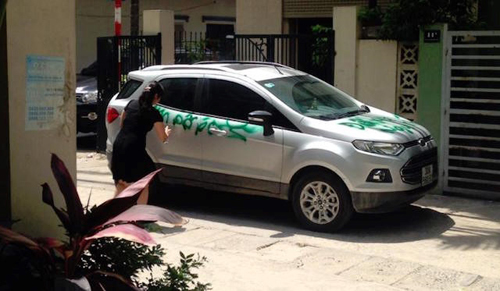 Tức giận vì ô tô đỗ chắn lối đi, người phụ nữ dùng sơn phun chữ Đỗ ngu thế! - Ảnh 1.