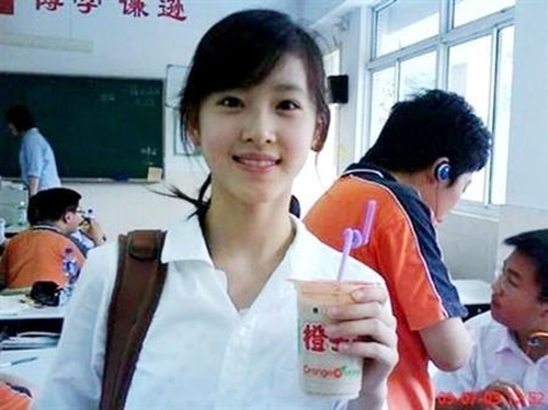 Chương Trạch Thiên được mệnh danh là hot girl trà sữa từ một bức ảnh được chia sẻ trên mạng xã hội Trung Quốc năm 2009. Vẻ  đẹp trong sáng, thánh thiện, nụ cười rạng rỡ của Chương Trạch Thiên chiếm được nhiều cảm tình, đưa cô trở thành hot girl nổi tiếng khắp mạng xã hội Trung Quốc.