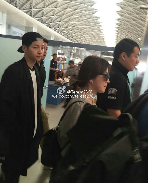 Song Joong Ki và Song Hye Kyo cùng đi máy bay riêng về nước sau khi fan meeting tại Thành Đô kết thúc