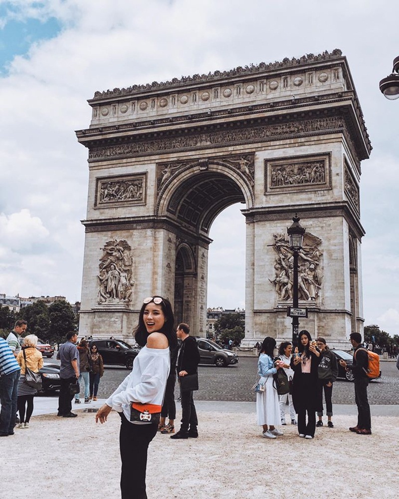 Trong chuyến du lịch nước Pháp, Hoa hậu Kỳ Duyên đã dành thời gian đi thăm Bảo tàng Louvre, đại lộ Champs-Élysées, Khải Hoàn Môn, tháp Eiffel.