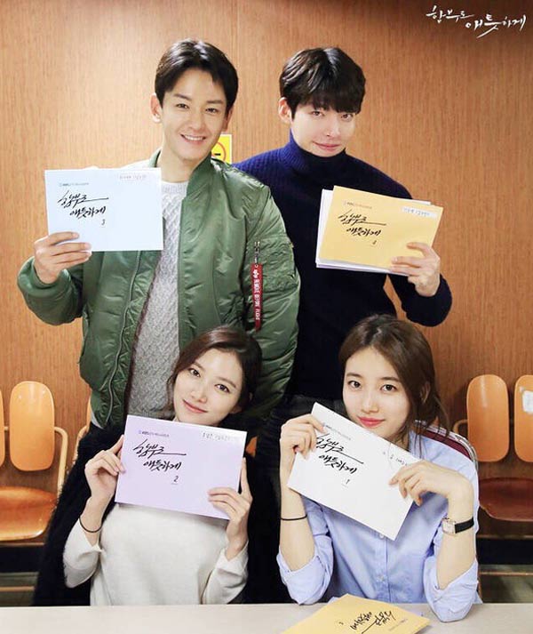 Hình ảnh các ngôi sao Kim Woo Bin, Suzy, Im Joo Eun, Im Joo Hwan trong buổi đọc kịch bản