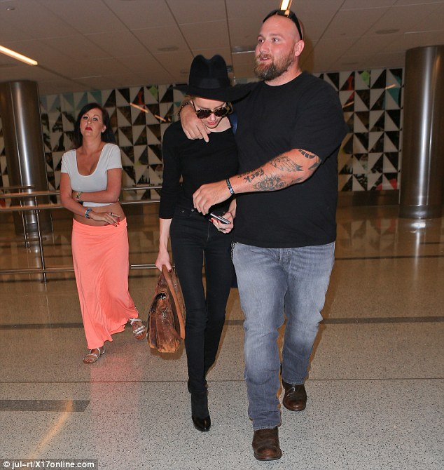     Amber Heard thu hút sự chú ý khi xuất hiện tại sân bay Los Angeles, Mỹ, ngày 23/6. Cô đi cùng một người bạn và né tránh ống kính của giới truyền thông.    