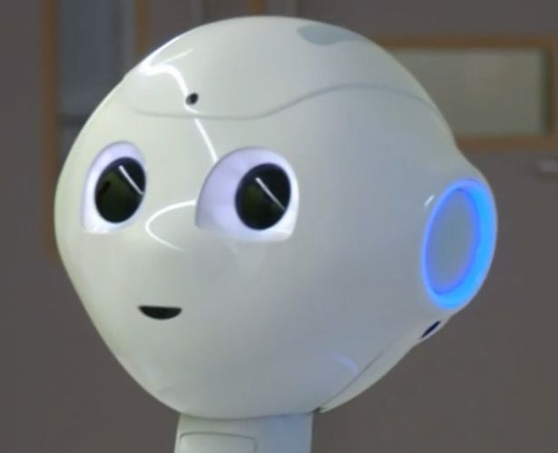 Robot Pepper có gương mặt thân thiện, làm việc ở vị trí lễ tân trong bệnh viện