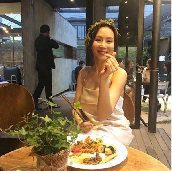 Cô dâu Park Ye Jin. Ảnh: Instagram
