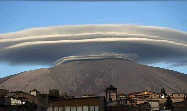  Mây dạng thấu kính thường bị nhầm lẫn là vật thể bay không xác định (UFO). 