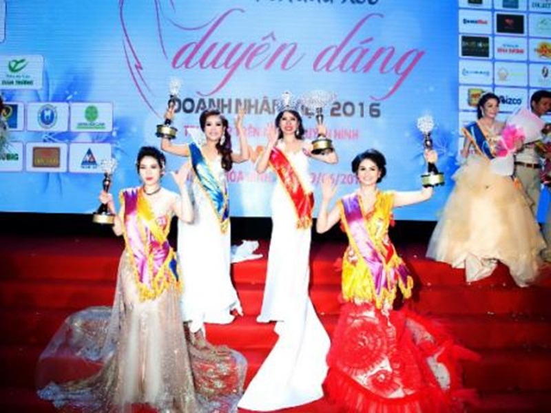 Cuộc thi “Duyên dáng Doanh nhân Việt 2016” gây choáng khi trao tới 33 giải hoa khôi.