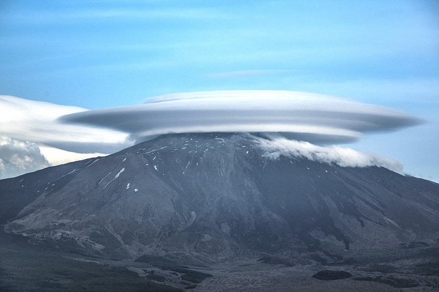  Đám mây hình đĩa bay khổng lồ trên đỉnh núi Etna ở vùng Sicily, Italia. 