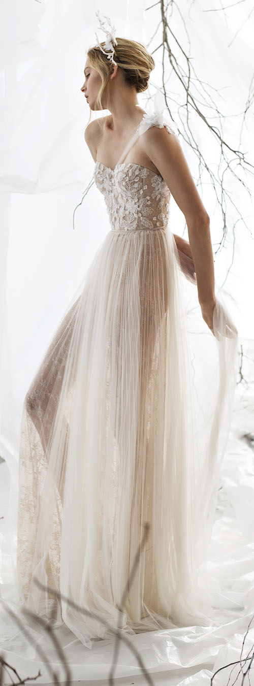 [Caption]Sự kết hợp của hai chất liệu hoa ren, vải trong suốt cùng đường cắt may tinh tế đã mang đến thiết kế váy cưới vô cùng sexy.